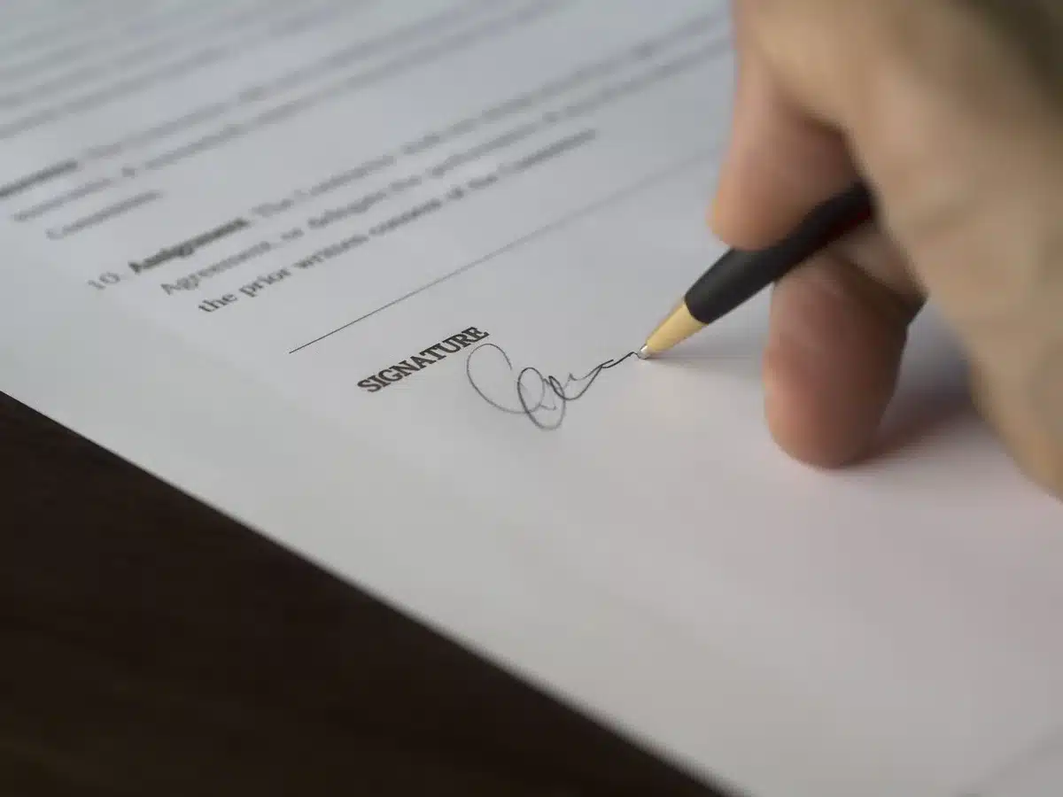 Gesellschaftsvertrag und rechtliche Vereinbarungen auf einem Schreibtisch.