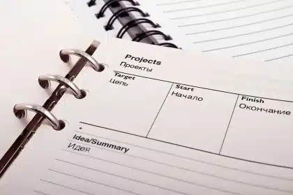 Organisierte Dokumente und Unterlagen auf einem Schreibtisch, symbolisiert Vorbereitung und Planung.