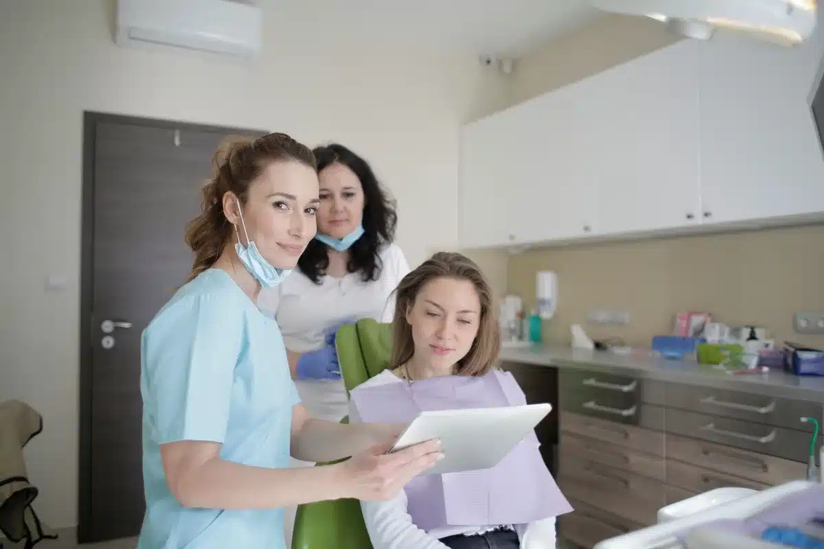 Zahnmedizinisches Team arbeitet gemeinsam an Patientenbehandlung