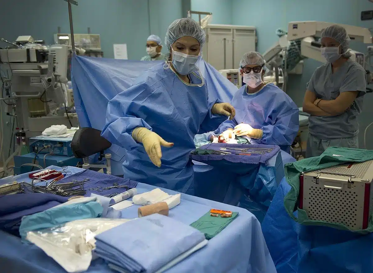 Robotische Zahnchirurgie-Instrument über Zahnmodell unter klinischer Beleuchtung