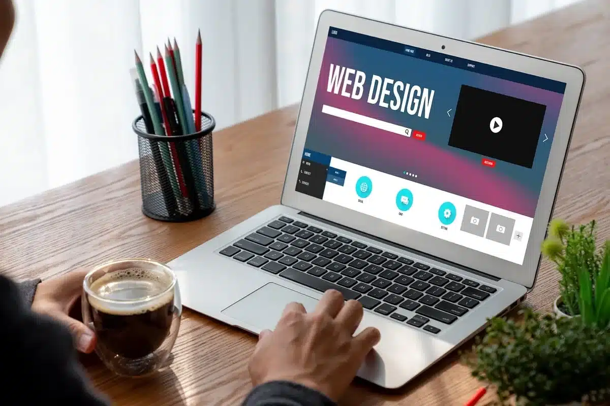 Laptop mit Webseite, die clientseitig gerendertes Inhaltsverzeichnis zeigt