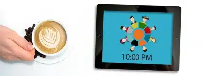 Silhouettenhände mit Zahnmodell und Tablet in einem Konferenzraum