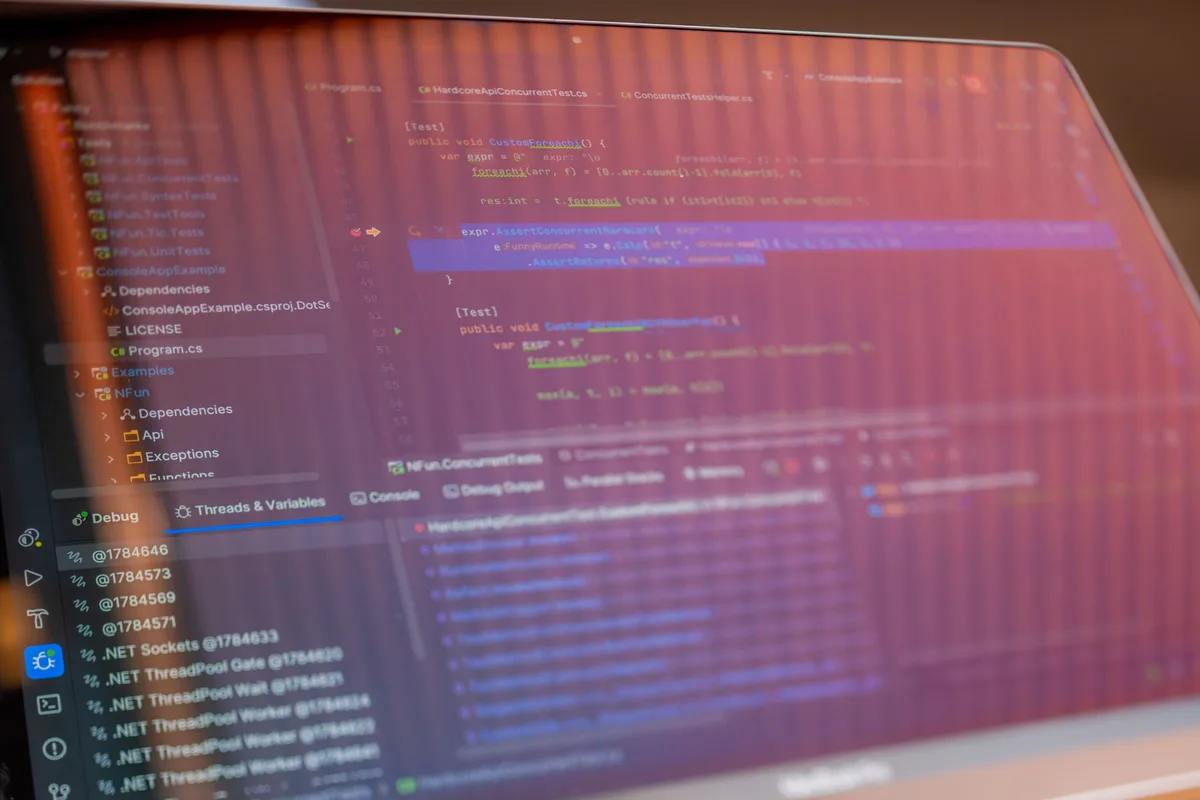 Entwicklertools mit Console- und Network-Tab zeigen fehlgeschlagene Anfragen