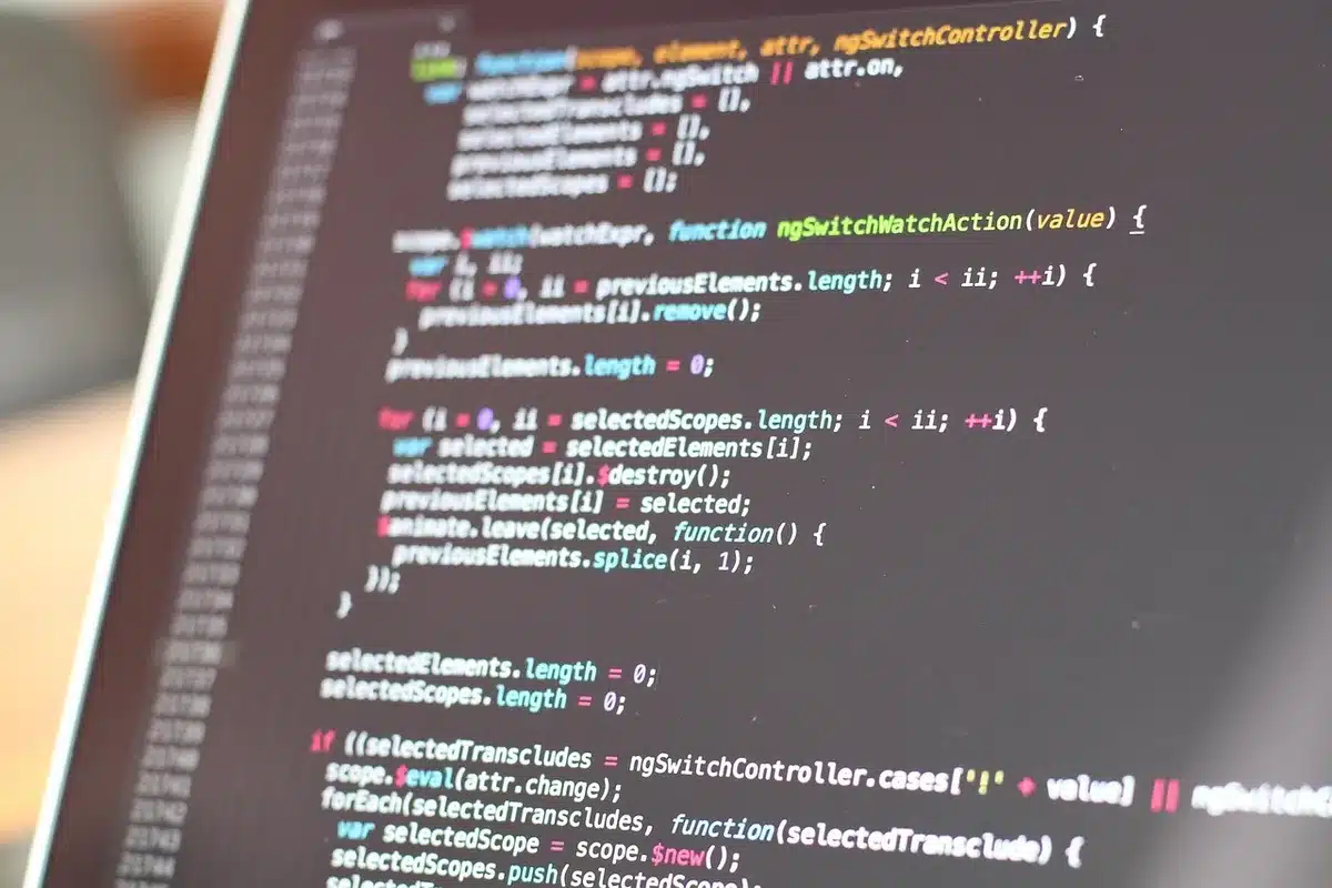 Entwicklerarbeitsplatz mit Code-Editor, Fokus auf Accessibility-Attribute
