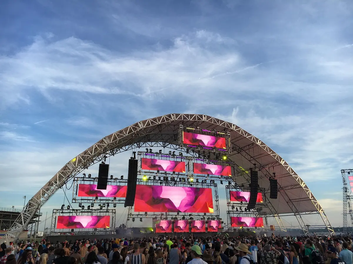 Open-Air-Konzertbühne mit Publikum auf einem Stadtfestival