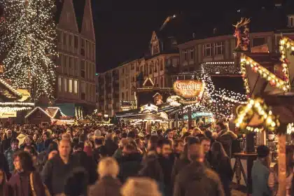 Besuchergruppen auf einem Stadtfestival in der Innenstadt mit Marktständen und Bühne