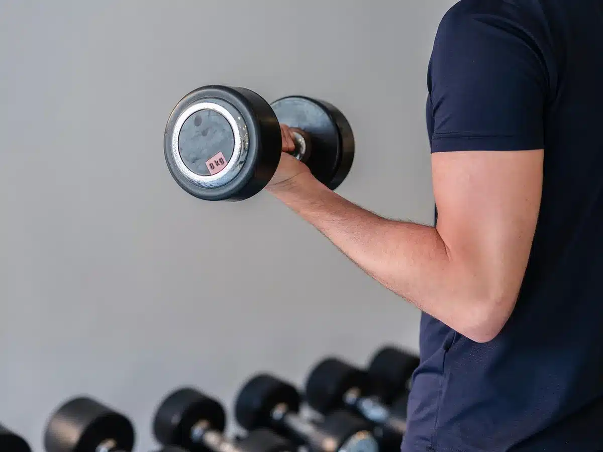 Medizinische Fachperson führt eine Gesundheitsuntersuchung bei einer Sportveranstaltung durch