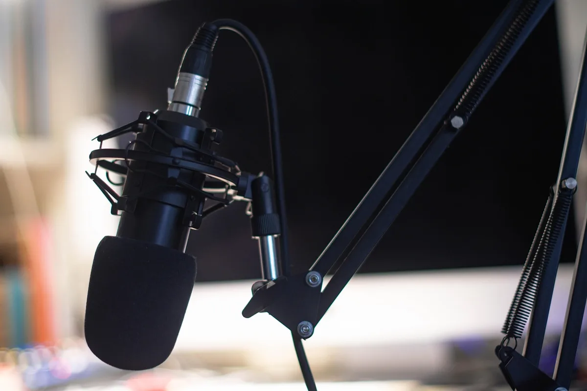 Laptop mit Headset und geöffneter Aufnahmesoftware bei einem Remote-Interview