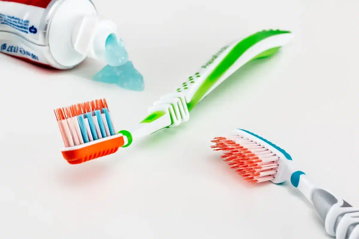 Verschiedene Darreichungsformen von Kalziumsilikat-Zementen: Pulver, Kapseln und Pasten