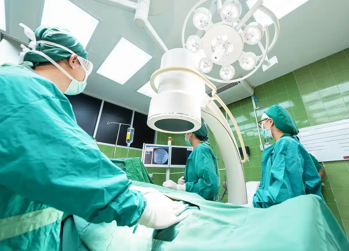 Zahnarzt wendet Kalziumsilikat-Zement in der endodontischen Behandlung an