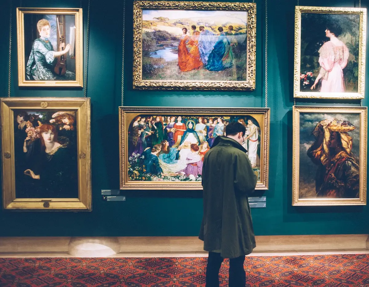 Ausstellungsraum mit Tafeln und Besucherinnen bei einer Gedenkausstellung