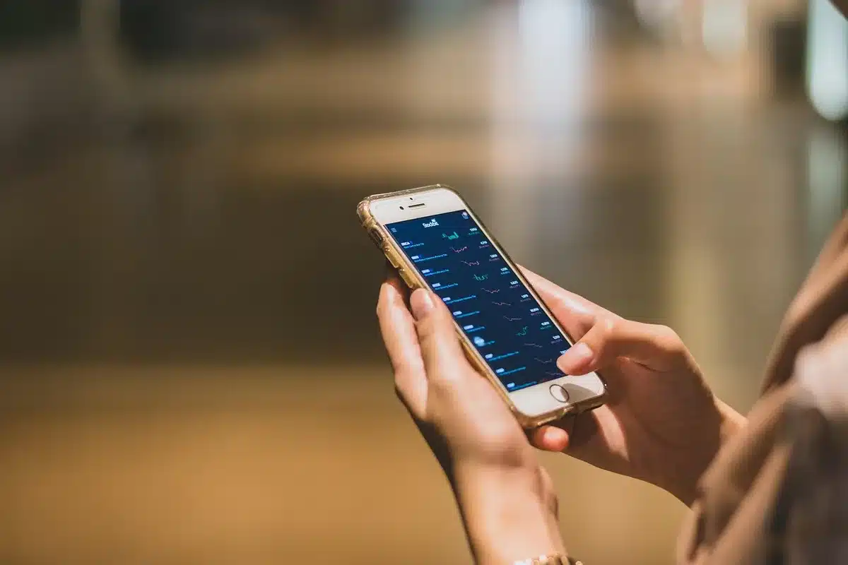 Leserin scannt einen Artikel auf dem Smartphone
