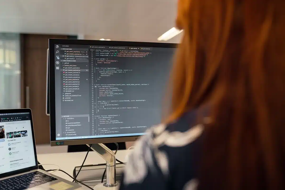 Entwickler arbeitet am Inhaltsverzeichnis im Code-Editor
