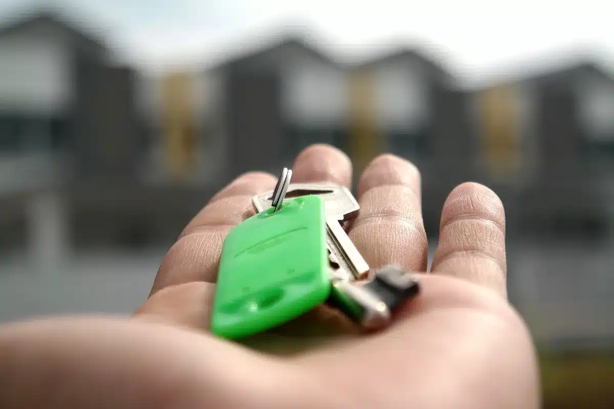 Investor betrachtet sinkende Immobilienbewertungen auf dem Bildschirm und Finanzunterlagen mit Verlustindikatoren