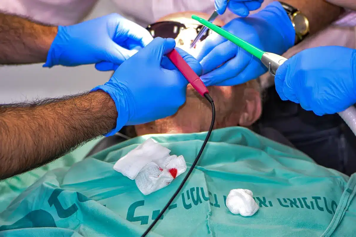 Aufgeräumter Wartebereich einer Zahnarztpraxis als Symbol für Patientenorientierung