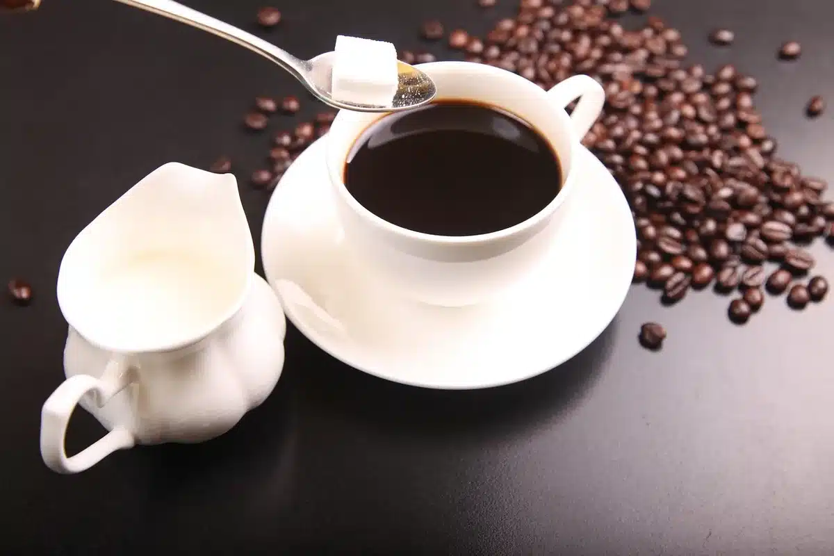 Hände an Tablet mit Artikel und sichtbarem kompakten Inhaltsverzeichnis, Kaffee im Vordergrund