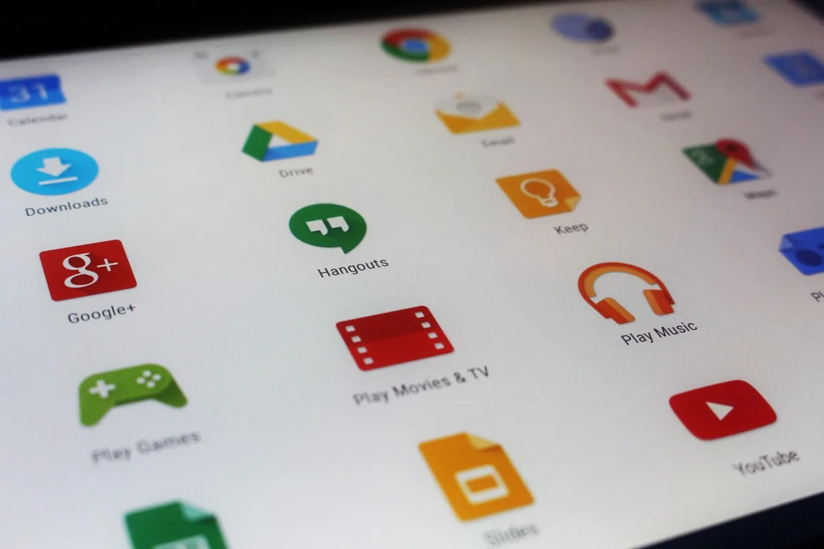 Tablet auf Empfangstheke mit digitalen Formularen in einer Praxis