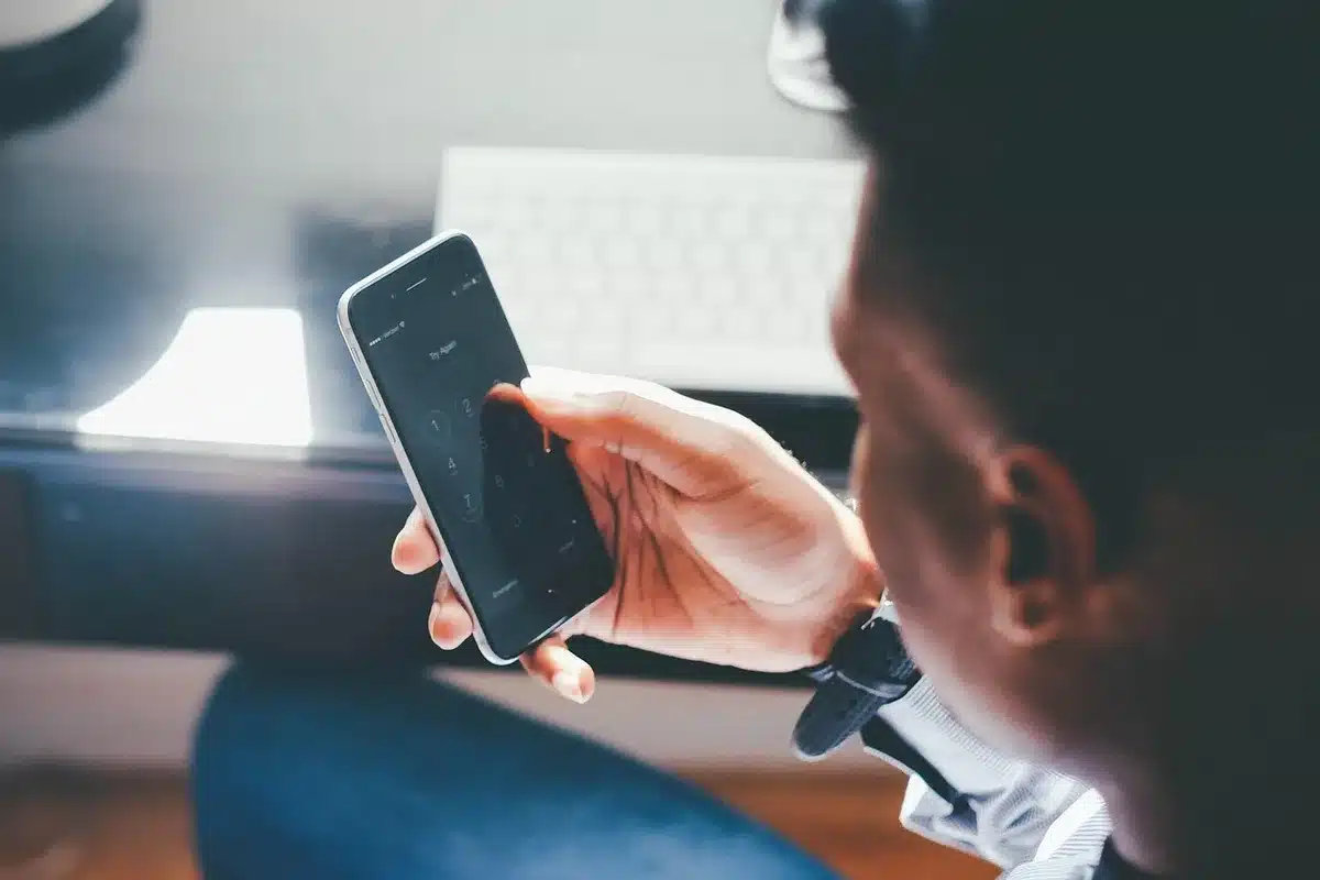 Hände fotografieren Quittung mit Smartphone zur digitalen Archivierung