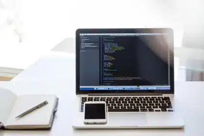 Rezeptionstresen einer Praxis mit Terminbuch, Laptop und Stiften