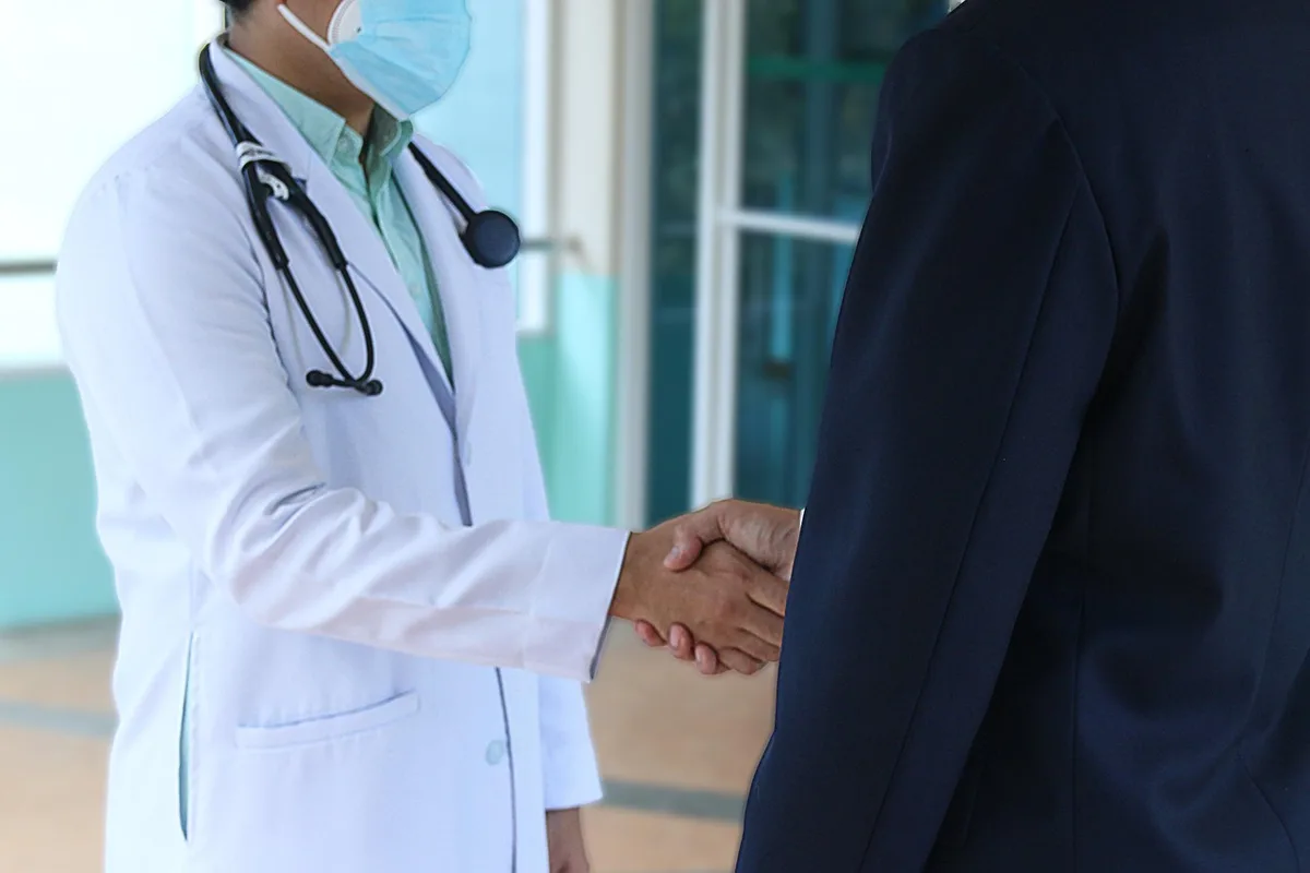 Ältere Patientin im Beratungsgespräch in einer Zahnarztpraxis