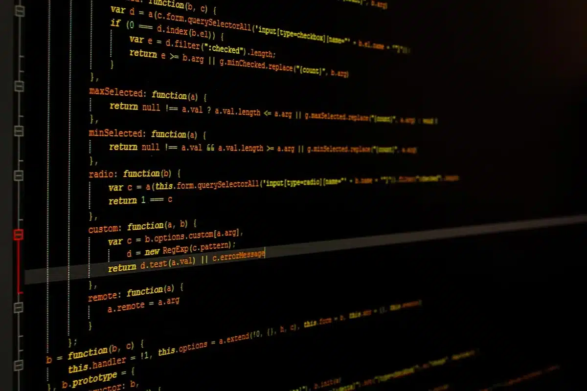 Entwicklerarbeitsplatz mit HTML-Code und sichtbaren Ankerlinks