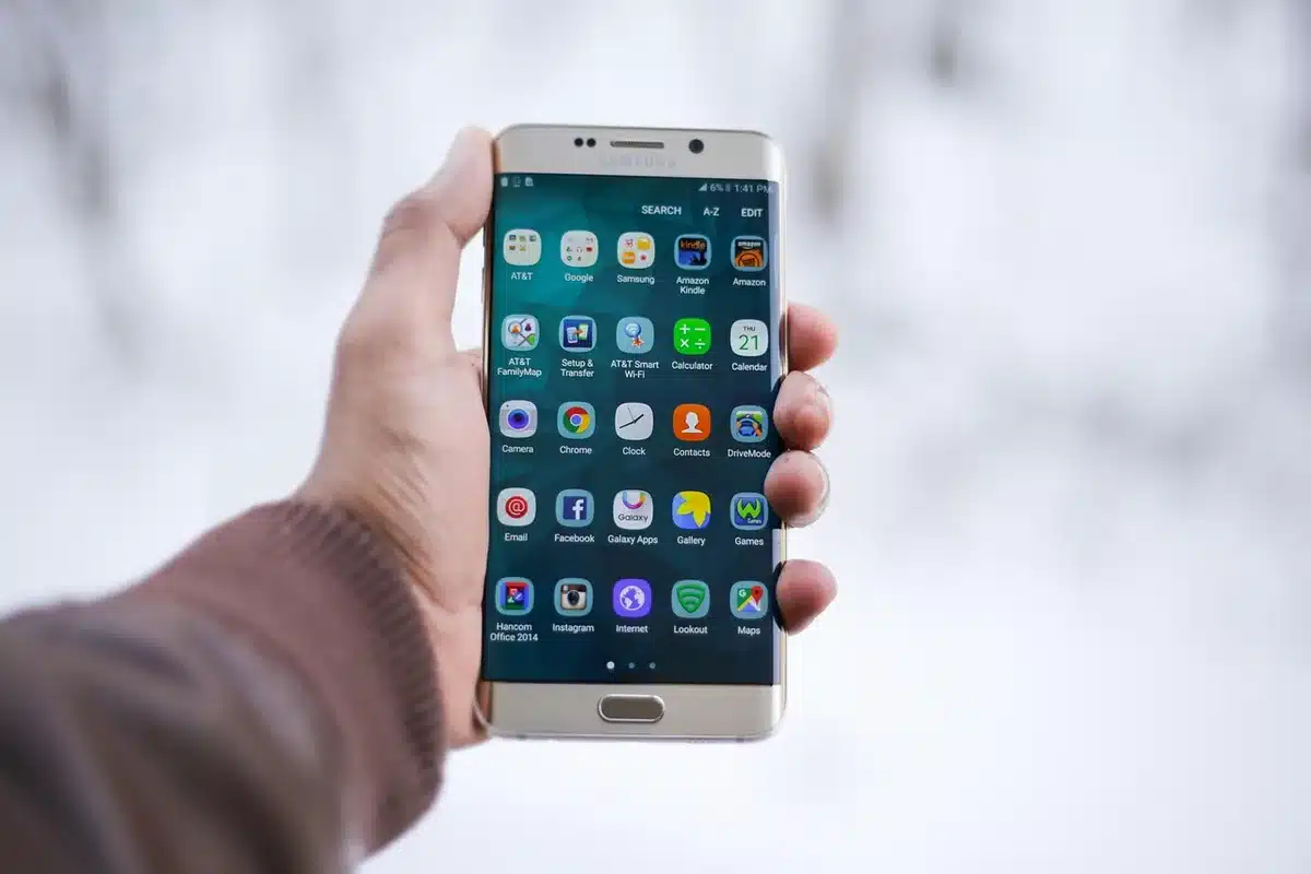 Person mit Smartphone, auf dem ein Inhaltsverzeichnis sichtbar ist