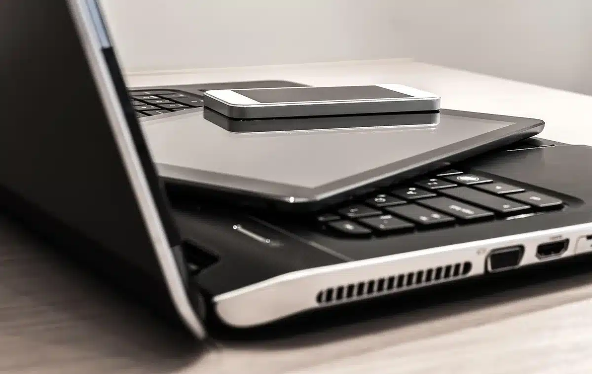 Entwickler-Laptop mit Browser-Devtools, Darstellung mobiler Seite