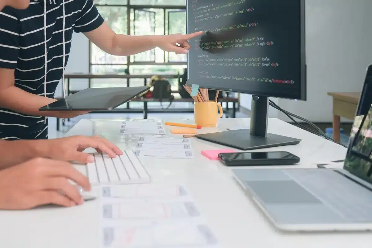 Entwicklerarbeit am Laptop mit Code für Ladezeitoptimierung
