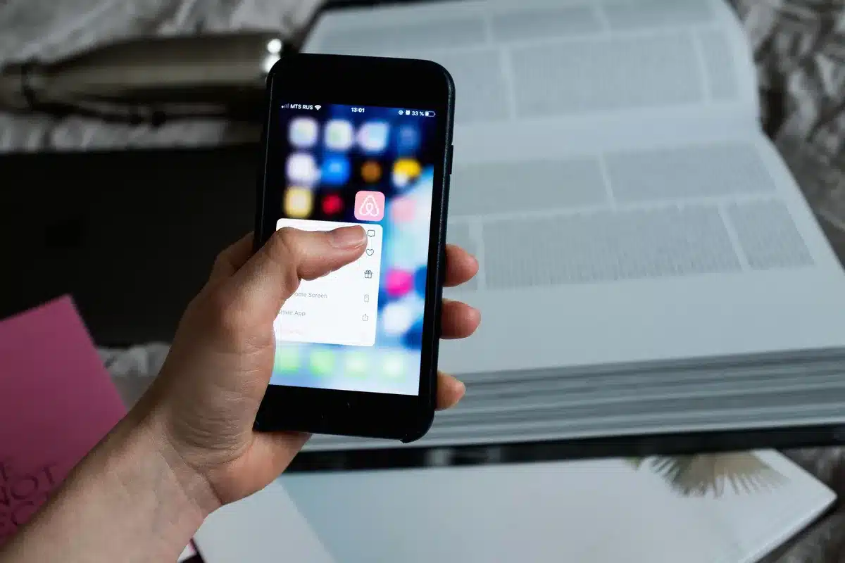 Smartphone mit Webseite und auffälligem leeren Inhaltsverzeichnis