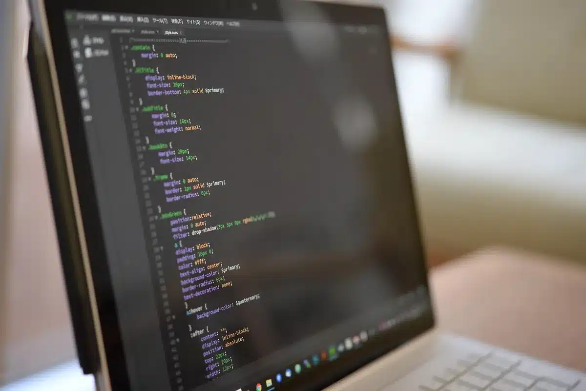 Entwickler überprüft Website-Code und Template-Logik auf Laptop