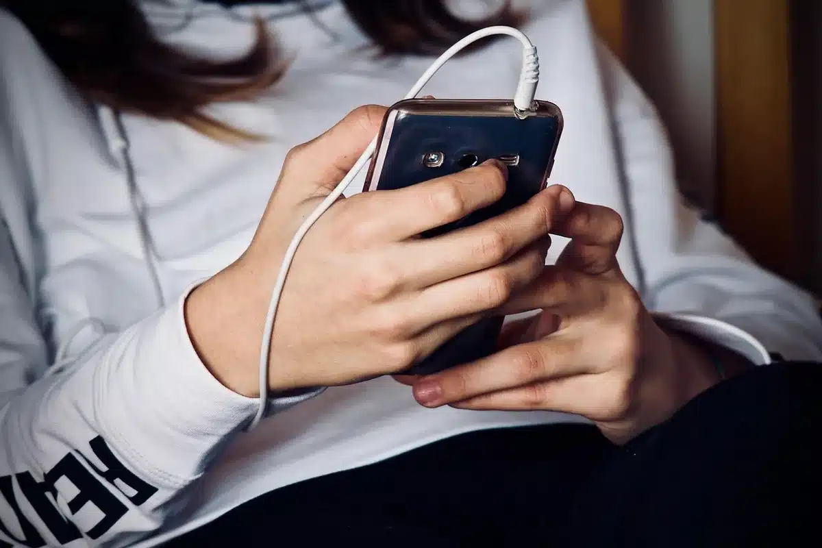 Smartphone mit sichtbarem Inhaltsverzeichnis einer langen Webseite