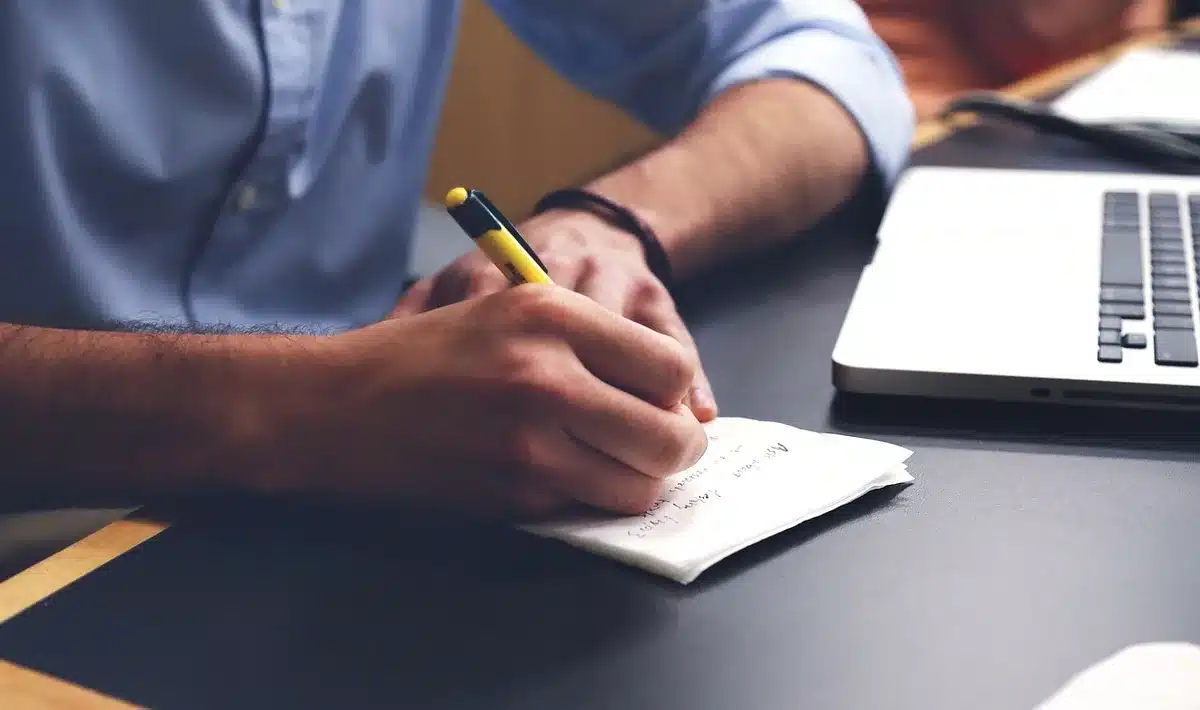 Checkliste auf Schreibtisch mit Stift zur Dokumentation nach Untersuchung