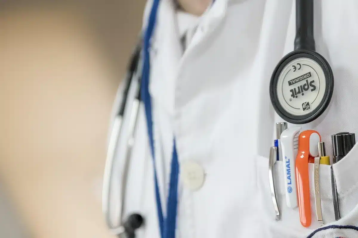 Nahaufnahme eines Intraoralscanners auf einem Behandlungsstuhl