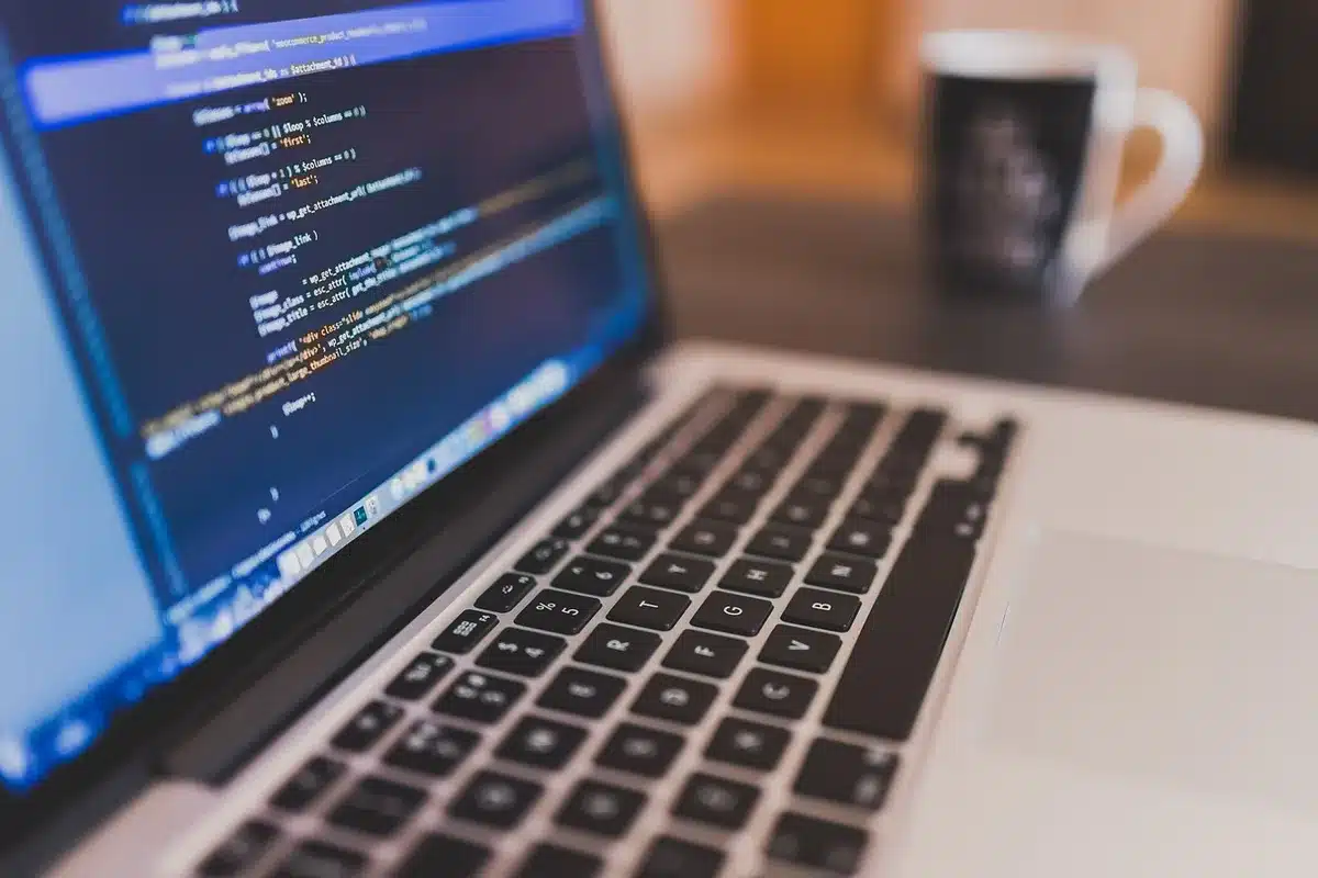 Entwickler arbeitet an HTML-Anker-Links im Code-Editor