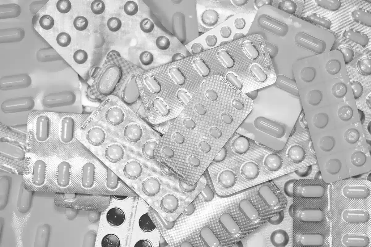 Symbolische Darstellung steigender Gesundheitskosten mit Medikamenten und Statistiken