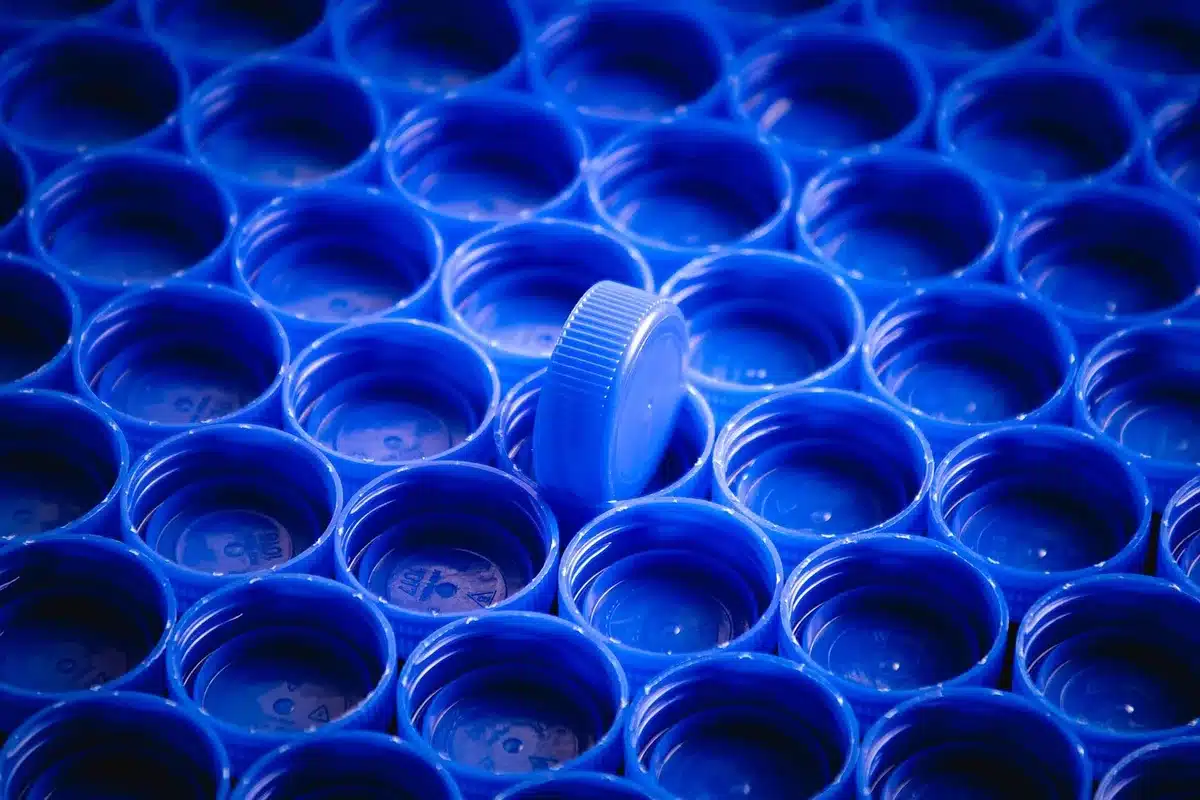 Praxisteam sortiert wiederverwendbare Instrumente und reduziert Einwegplastik