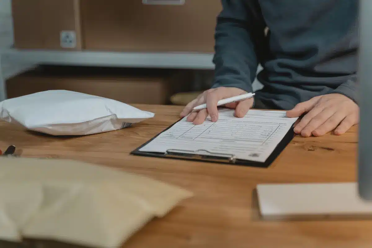Checkliste auf Klemmbrett mit Notizen und Stift