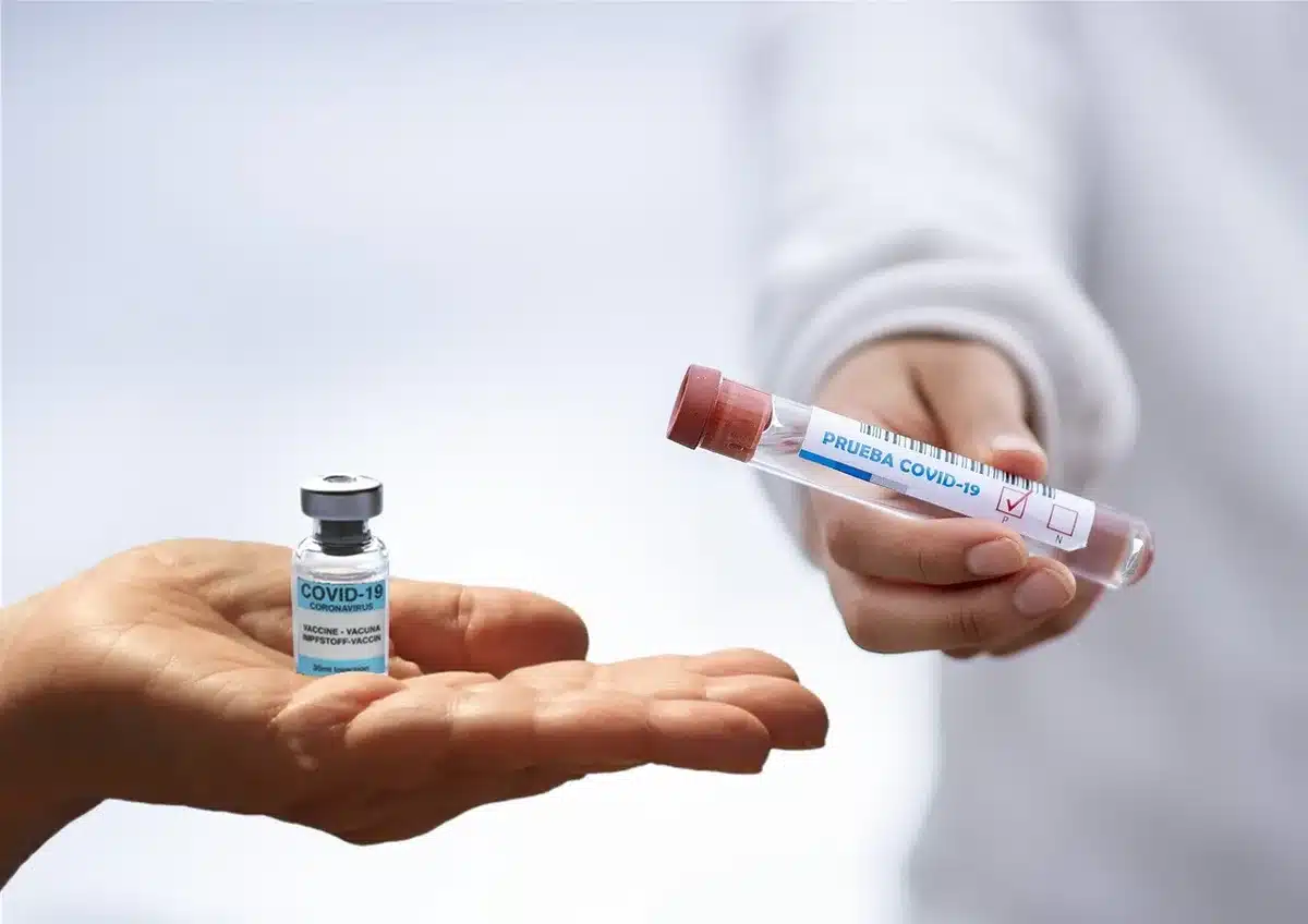 Patientin sitzt nervös im Wartezimmer vor der Zahnbehandlung