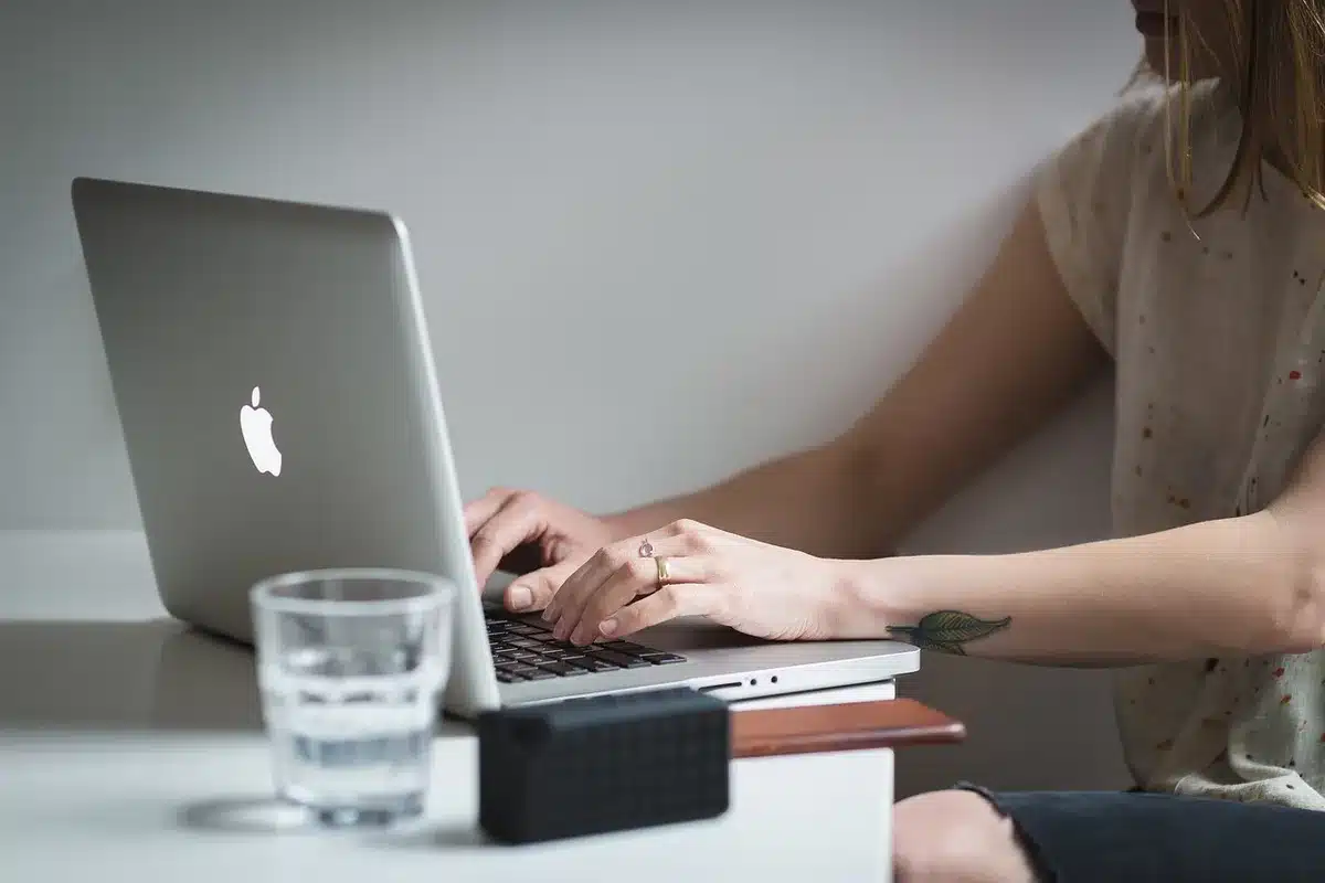Browser-Konsole mit sichtbaren Fehlern und Netzwerk-Log zur Diagnose