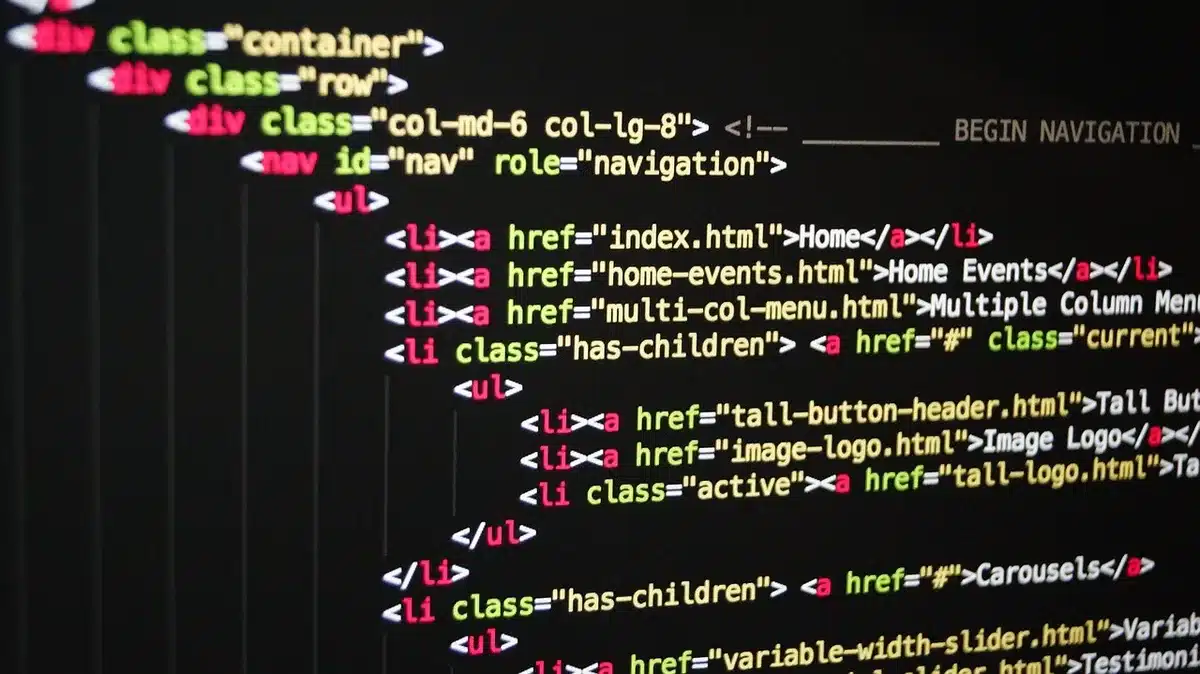 Entwickler arbeitet an Code mit Sprungmarken und semantischen Elementen
