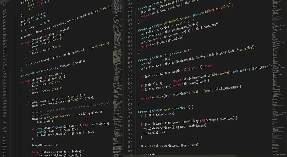 Developer zeigt HTML-Code mit semantischen Überschriften und Ankerlinks