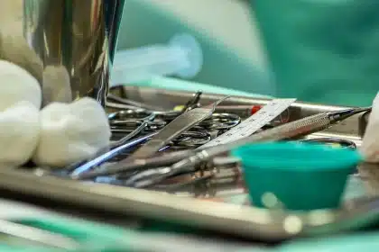 Sterile Instrumente und kleine Biomaterial-Vials auf einer Behandlungsschale in einer Zahnarztpraxis