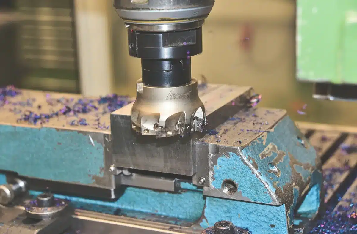 Dental-Laborarbeitsplatz mit Fräsmaschine und keramischen Kronen auf Tablett