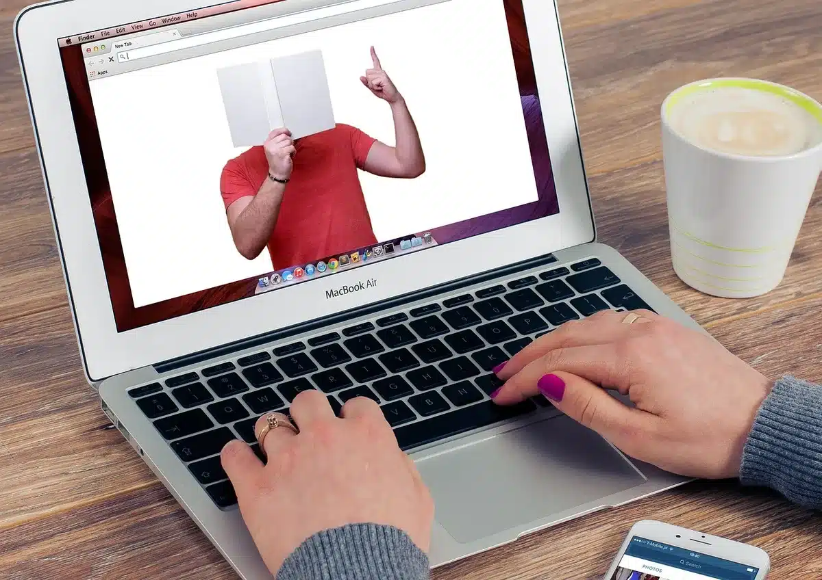Zahnärztin am Bildschirm verfolgt ein Online‑Webinar zur Fortbildung