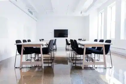 Silhouetten von Teilnehmenden im Foyer eines Kongresses beim Austausch und Netzwerken