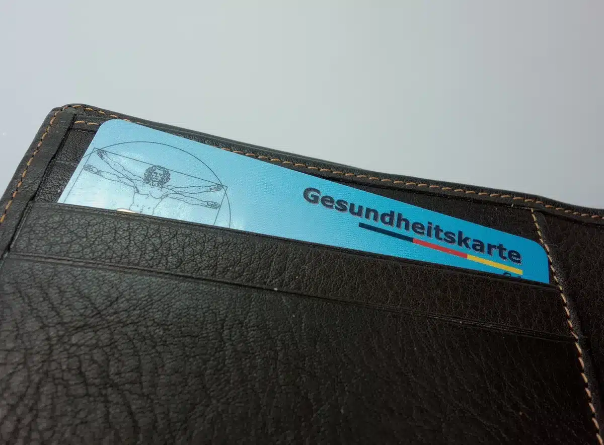 Krankenversicherungsabrechnung und Unterlagen auf einem Tisch