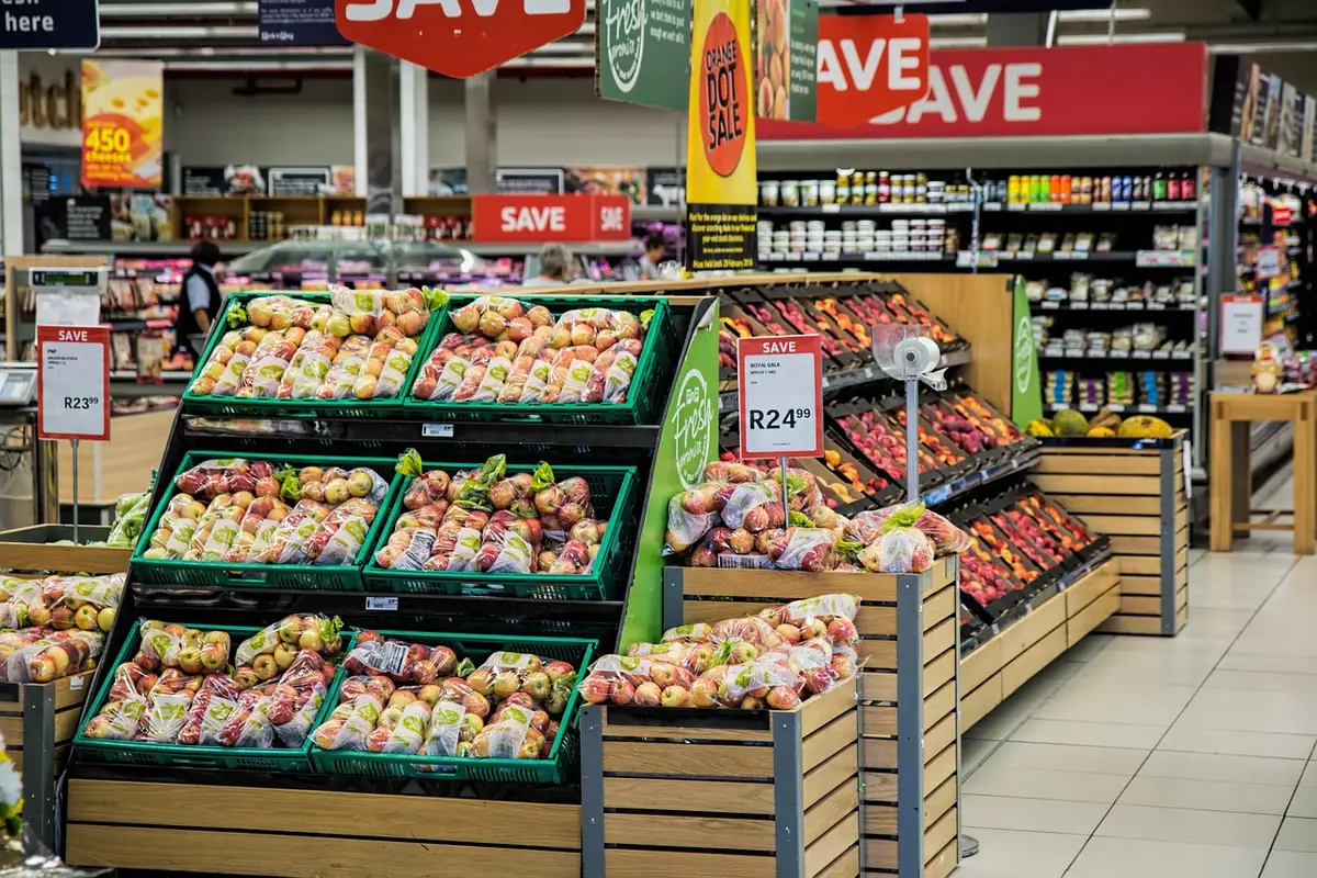 Ältere Person beim Einkaufen mit begrenztem Budget