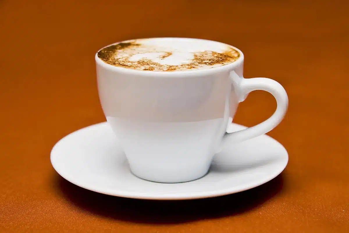 Nahaufnahme verfärbter Zahnoberfläche durch Kaffee und Tee