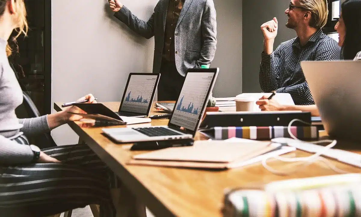 Personalakten und Bewerbungsunterlagen auf einem Schreibtisch