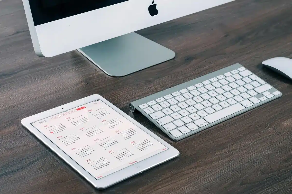 Hände sortieren Personalakten auf einem Schreibtisch mit Kalender im Büro